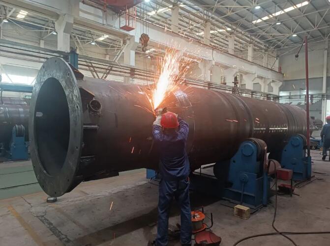 重庆水泵容器车间突击多台高压罐生产任务 重庆水泵容器车间突击多台高压罐生产任务