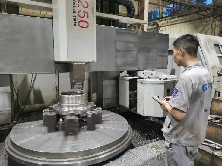 重庆水泵机加中心职工突击加工三台大型矿浆泵零件 重庆水泵机加中心职工突击加工三台大型矿浆泵零件