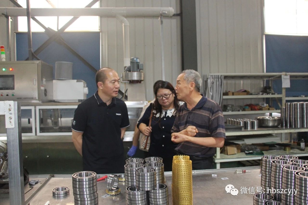 宋处长在试制生产车间 宋处长在试制生产车间