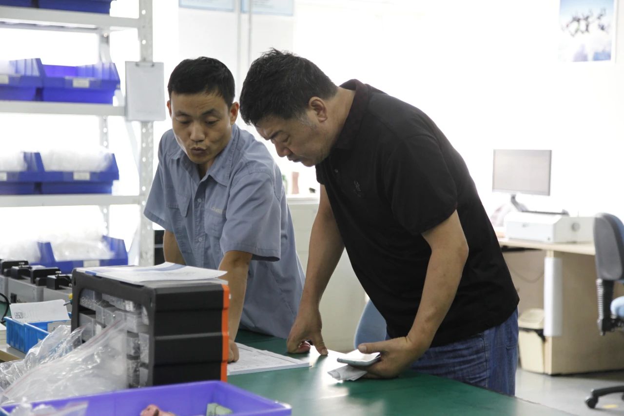 图3:评审专家查阅公司数据报告 图3:评审专家查阅公司数据报告