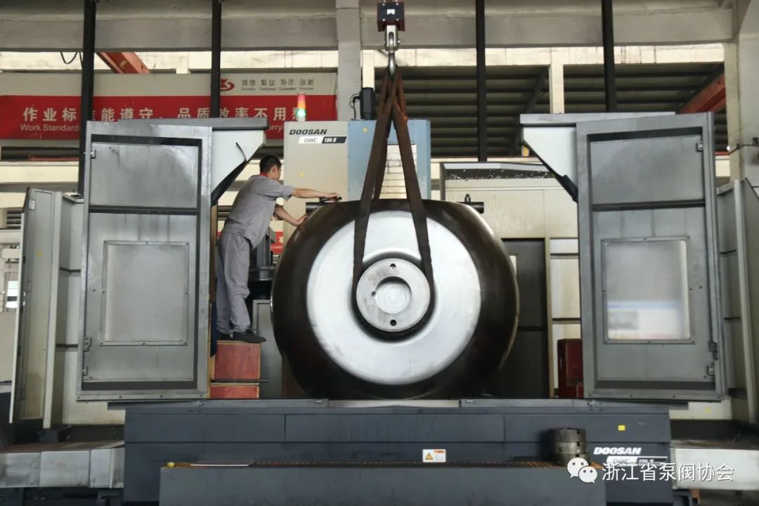 欧意阀门首台64″超大口径球体成功下线 欧意阀门首台64″超大口径球体成功下线