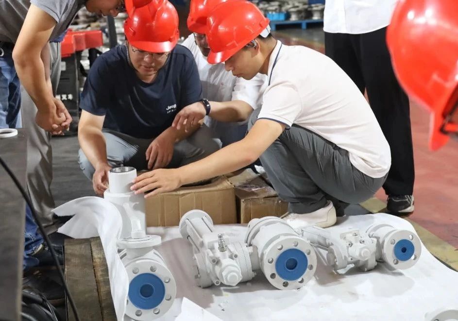 客户正在检查样机 客户正在检查样机