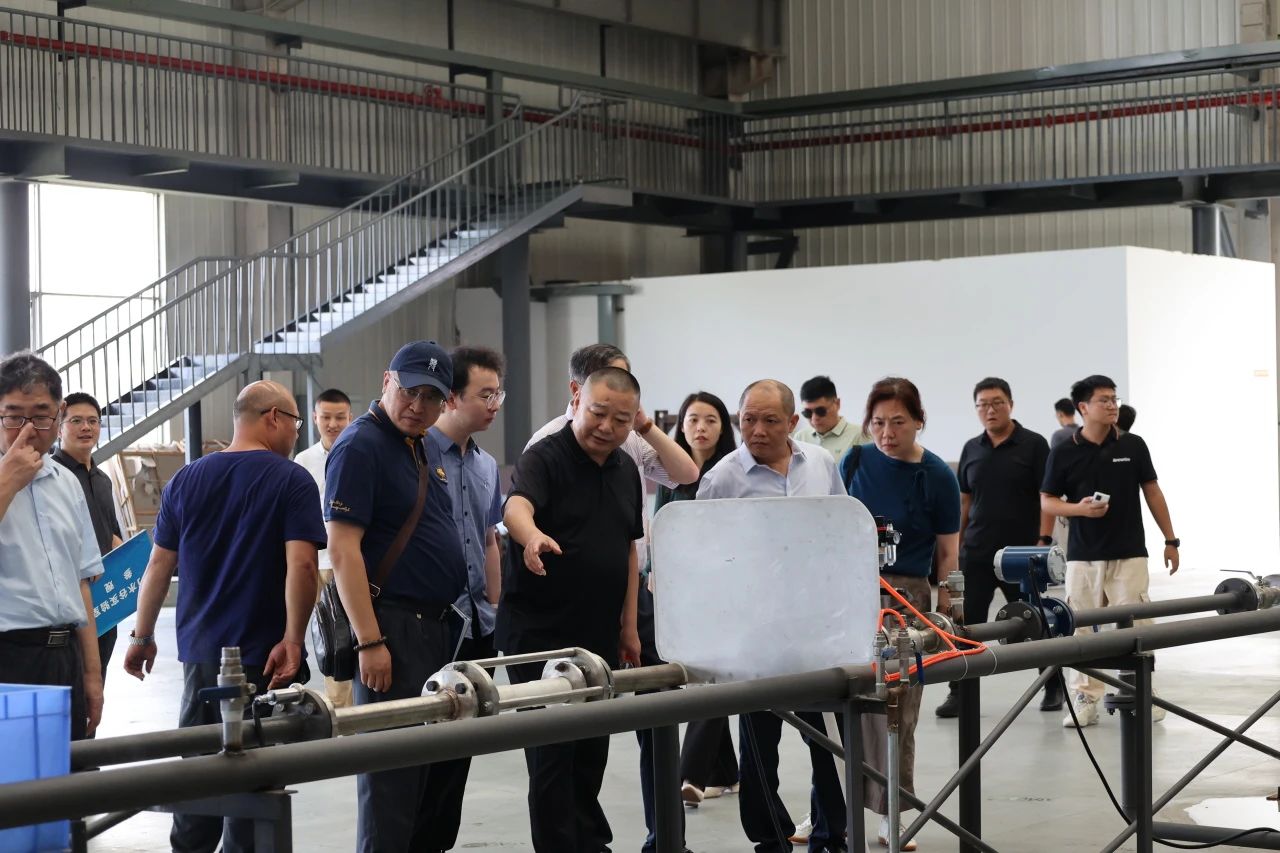 专家组参观东方水谷实验室,现场观摩水锤监测系统 专家组参观东方水谷实验室,现场观摩水锤监测系统