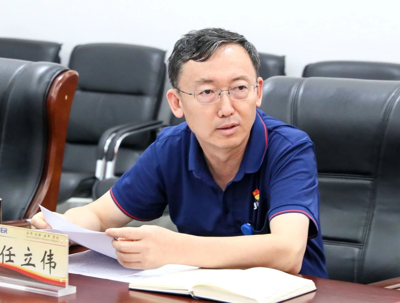 ▲任立伟副书记通报济南二机床统战工作情况 ▲任立伟副书记通报济南二机床统战工作情况