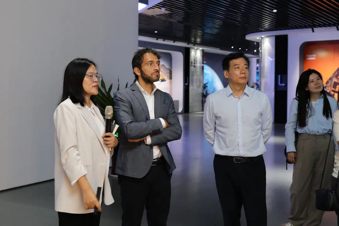 交流会前,来宾一行参观集团展厅 交流会前,来宾一行参观集团展厅