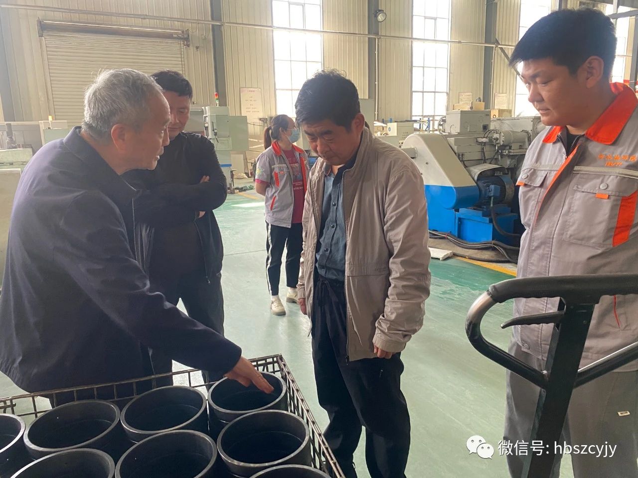 上图在研发试制车间 上图在研发试制车间