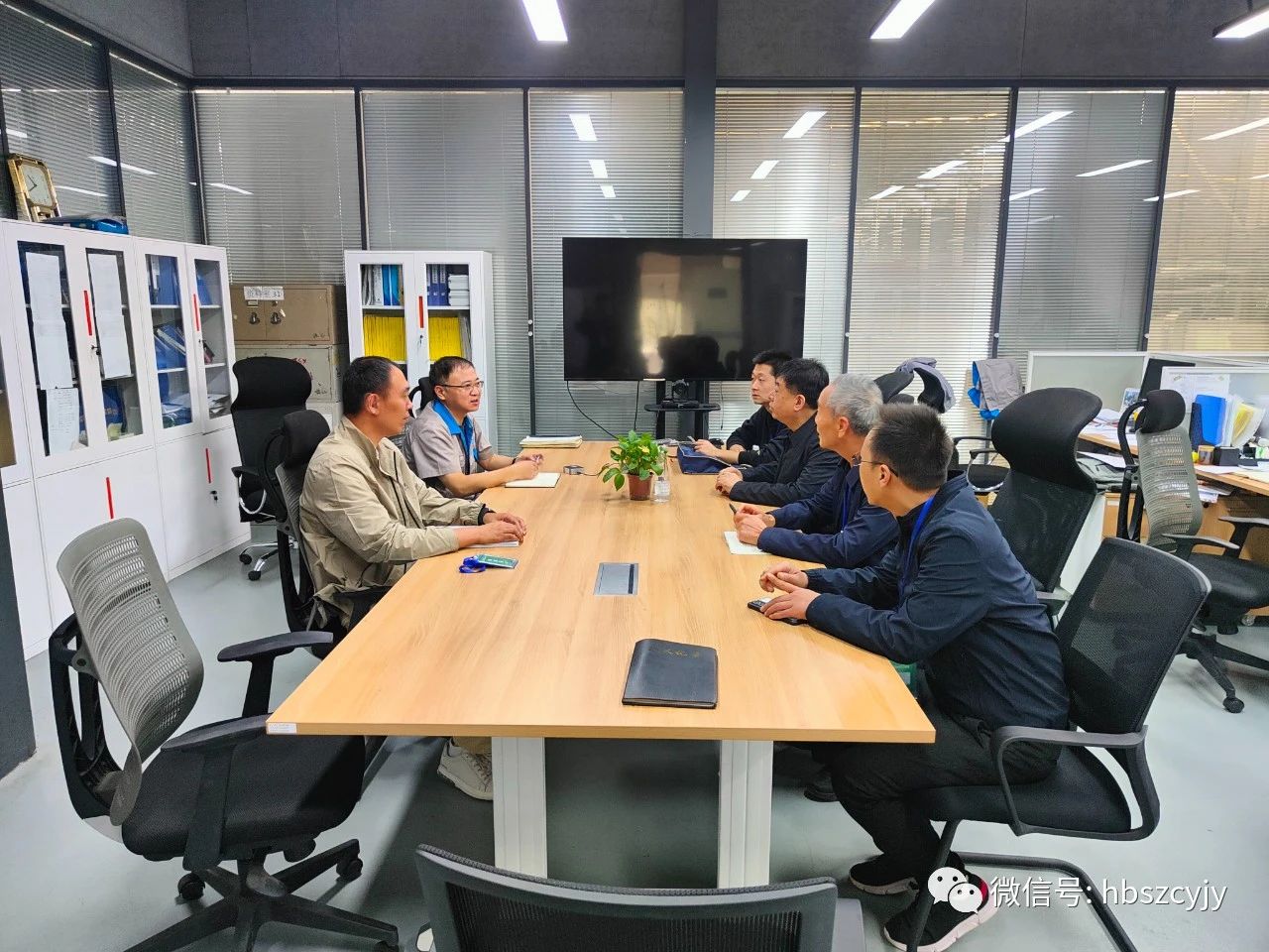 上图在河北智昆科技有限公司座谈 上图在河北智昆科技有限公司座谈