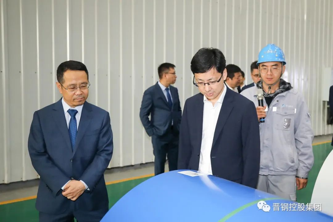 ▲郑伟一行参观冷轧厂 ▲郑伟一行参观冷轧厂
