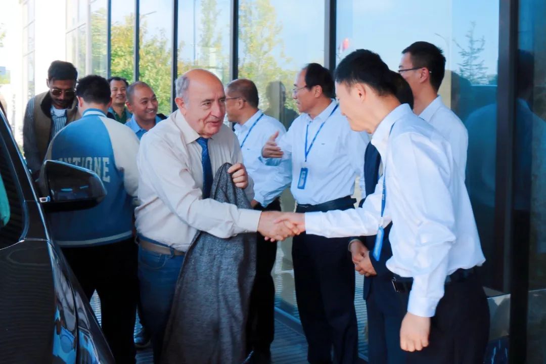 ▲ 公司主要领导热情接待GÉRARD BOIS教授 ▲ 公司主要领导热情接待GÉRARD BOIS教授