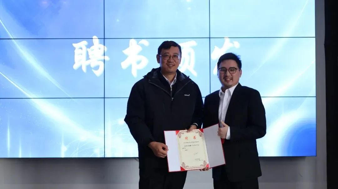▲大元总经理王侣钧颁发聘书 ▲大元总经理王侣钧颁发聘书