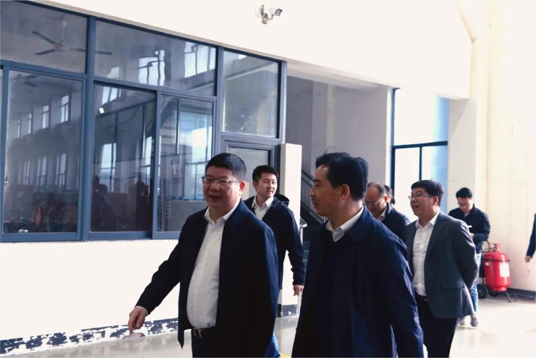 市委书记沈志江同志一行与公司领导参观工厂 市委书记沈志江同志一行与公司领导参观工厂