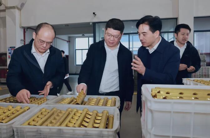 公司领导向沈志江同志一行介绍公司产品及业务 公司领导向沈志江同志一行介绍公司产品及业务