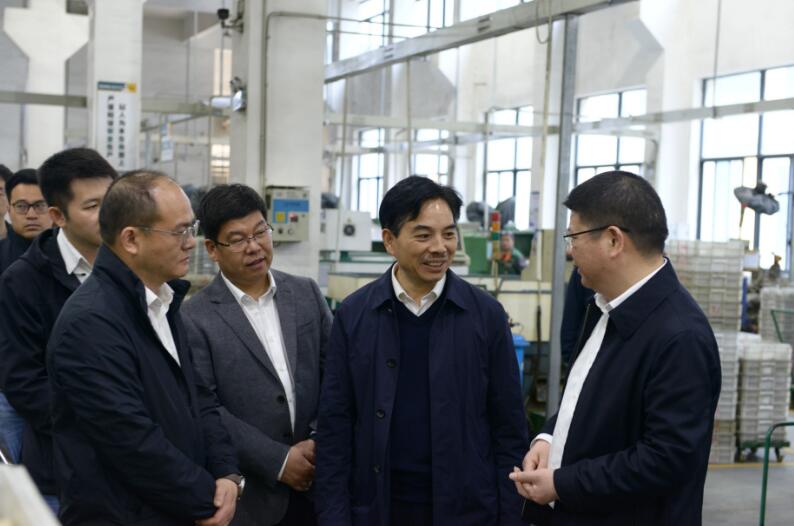 市委书记沈志江同志一行与公司领导亲切交谈 市委书记沈志江同志一行与公司领导亲切交谈