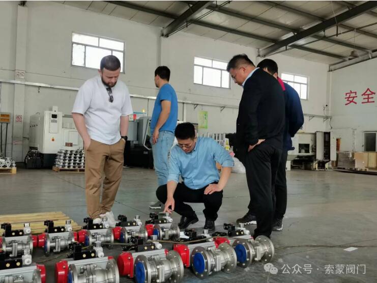 国外客户到访索蒙阀门生产基地参观考察 国外客户到访索蒙阀门生产基地参观考察
