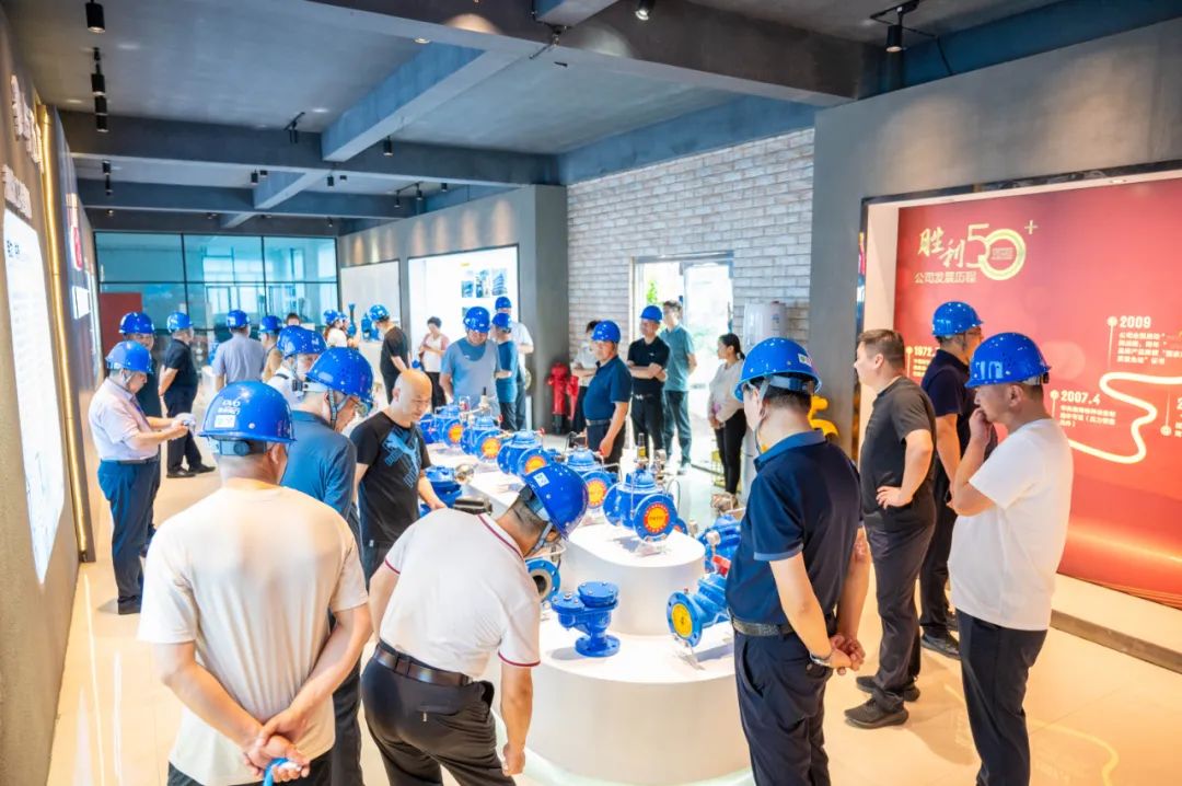 胜利阀门技术工程师杨刚保为考察团一行详细介绍产品 胜利阀门技术工程师杨刚保为考察团一行详细介绍产品