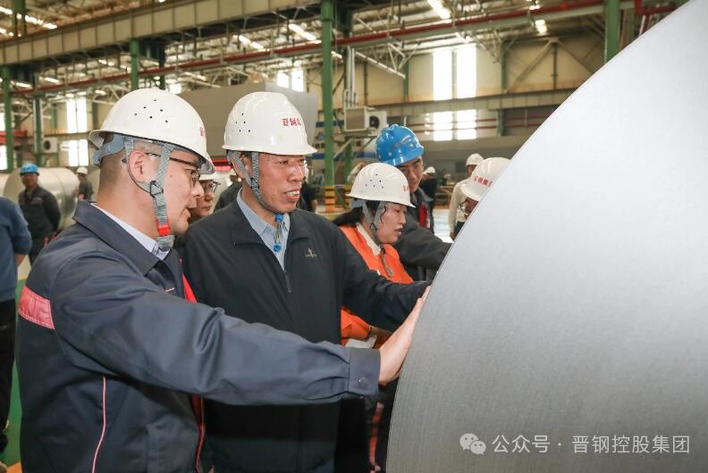 ▲李海旺一行参观集团冷轧厂 ▲李海旺一行参观集团冷轧厂