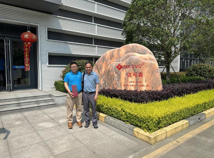 與四川邁可森自動化設備有限公司董事長王正權一起合影留念