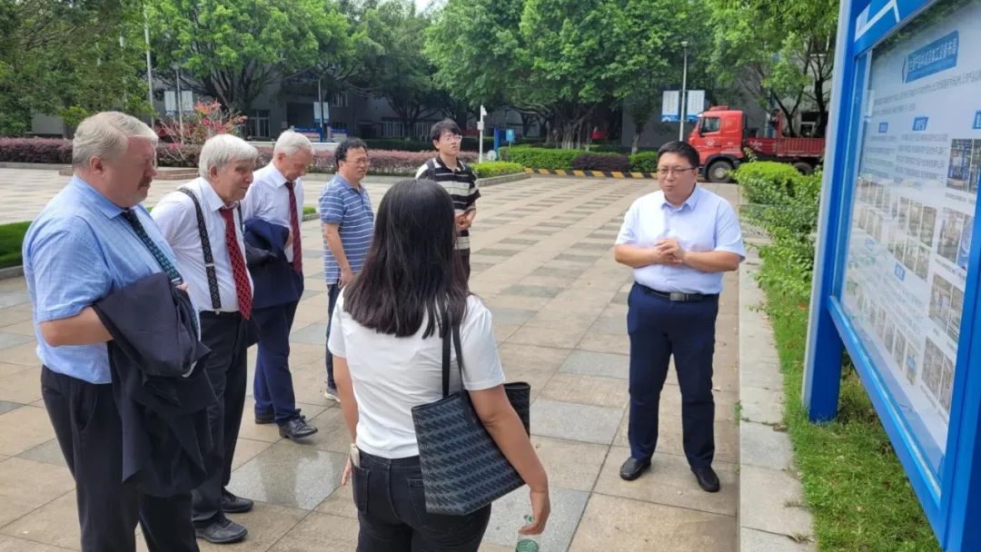 外來專家團隊參觀重泵公司廠區(qū)