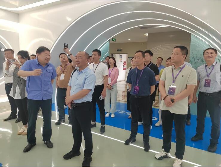 江蘇閥協赴川渝考察學習交流團隊參觀成都成高閥門股份有限公司