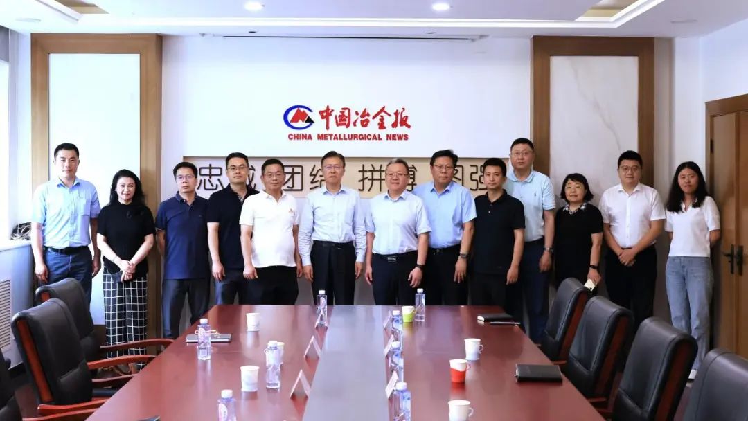 图为参会人员合影 图为参会人员合影