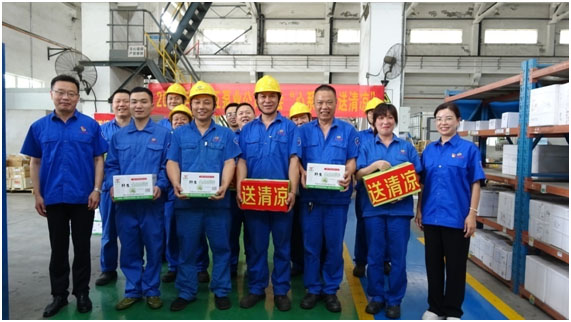 张维娓(右一)、梁晨阳(左一)为一线职工“送清凉” 张维娓(右一)、梁晨阳(左一)为一线职工“送清凉”
