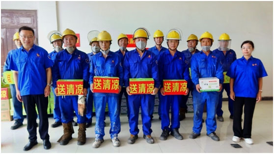 张维娓(右一)、梁晨阳(左一)为一线职工“送清凉” 张维娓(右一)、梁晨阳(左一)为一线职工“送清凉”