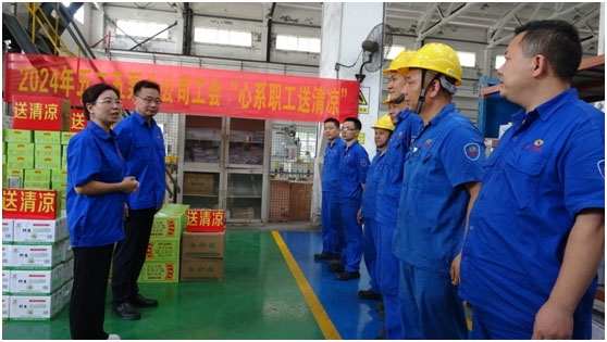 张维娓(左一)、梁晨阳(左二)在制造分厂工房与职工代表深入交流 张维娓(左一)、梁晨阳(左二)在制造分厂工房与职工代表深入交流