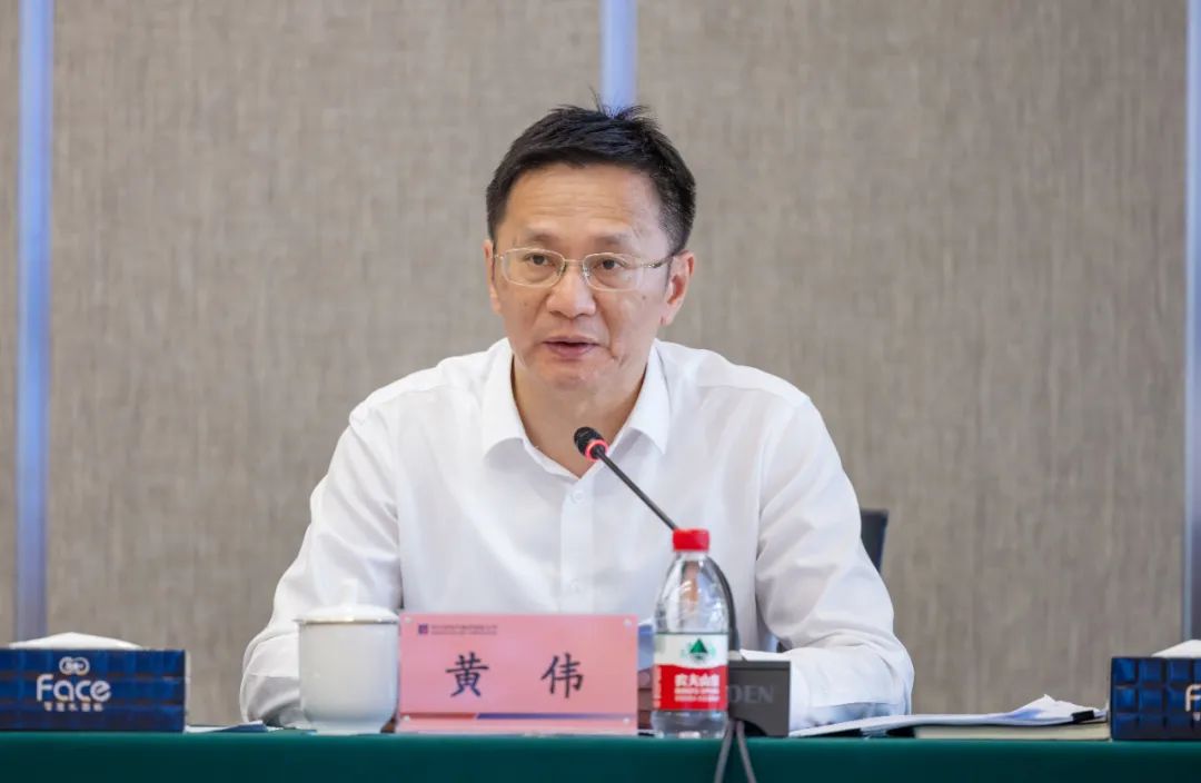 哈电集团总经理、党委副书记黄伟主持会议 哈电集团总经理、党委副书记黄伟主持会议