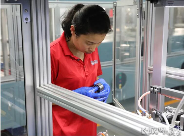 临西县河北宏达隆业轴承制造有限公司的工人正在检查轴承产品情况。 临西县河北宏达隆业轴承制造有限公司的工人正在检查轴承产品情况。