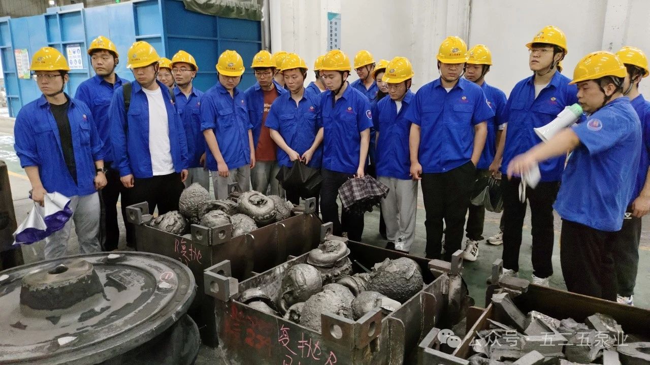 图为:新入职员工到生产一线实地观摩学习 图为:新入职员工到生产一线实地观摩学习