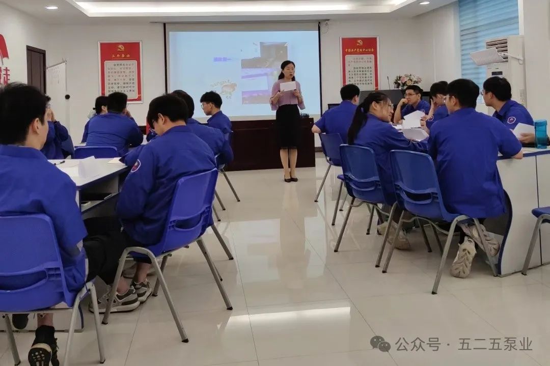 图为:湖北文理学院何教授为新员工讲授职业素养与商务礼仪 图为:湖北文理学院何教授为新员工讲授职业素养与商务礼仪