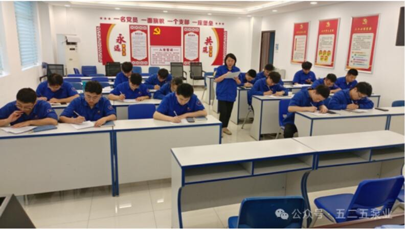 图为:新员工和师傅签订师徒协议、和公司签订见习协议 图为:新员工和师傅签订师徒协议、和公司签订见习协议