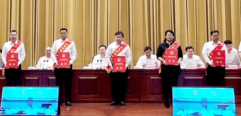▲张世顺董事长代表企业上台领奖 ▲张世顺董事长代表企业上台领奖