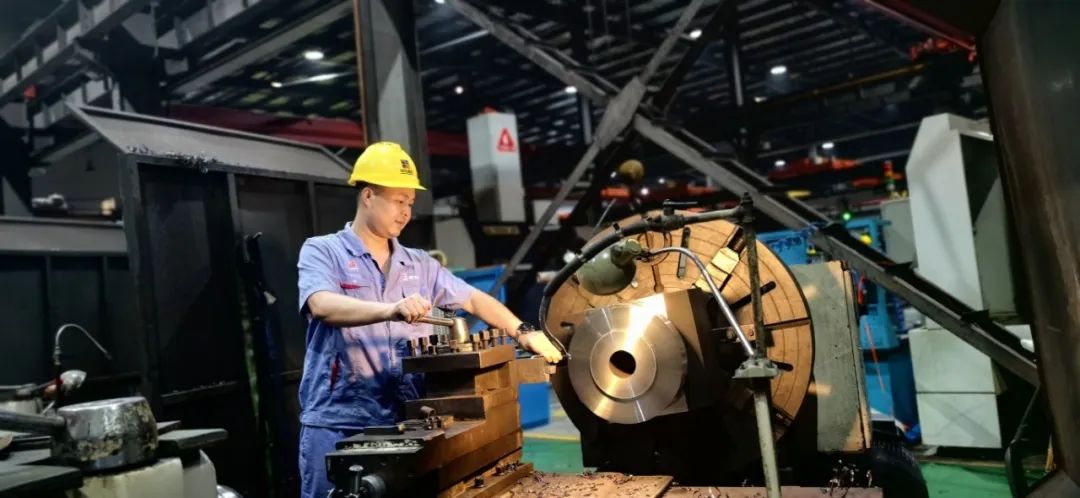 道森阀门一线工人正在对阀体进行法兰精加工 道森阀门一线工人正在对阀体进行法兰精加工