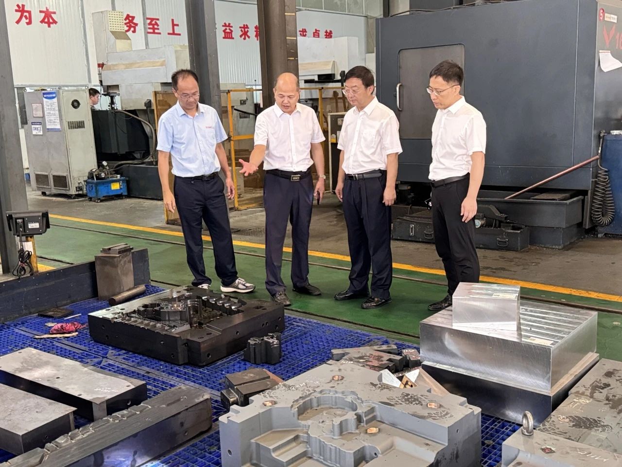 江苏淮安工业园区管委会主任杨国仁率队莅临天正模具参观考察 江苏淮安工业园区管委会主任杨国仁率队莅临天正模具参观考察
