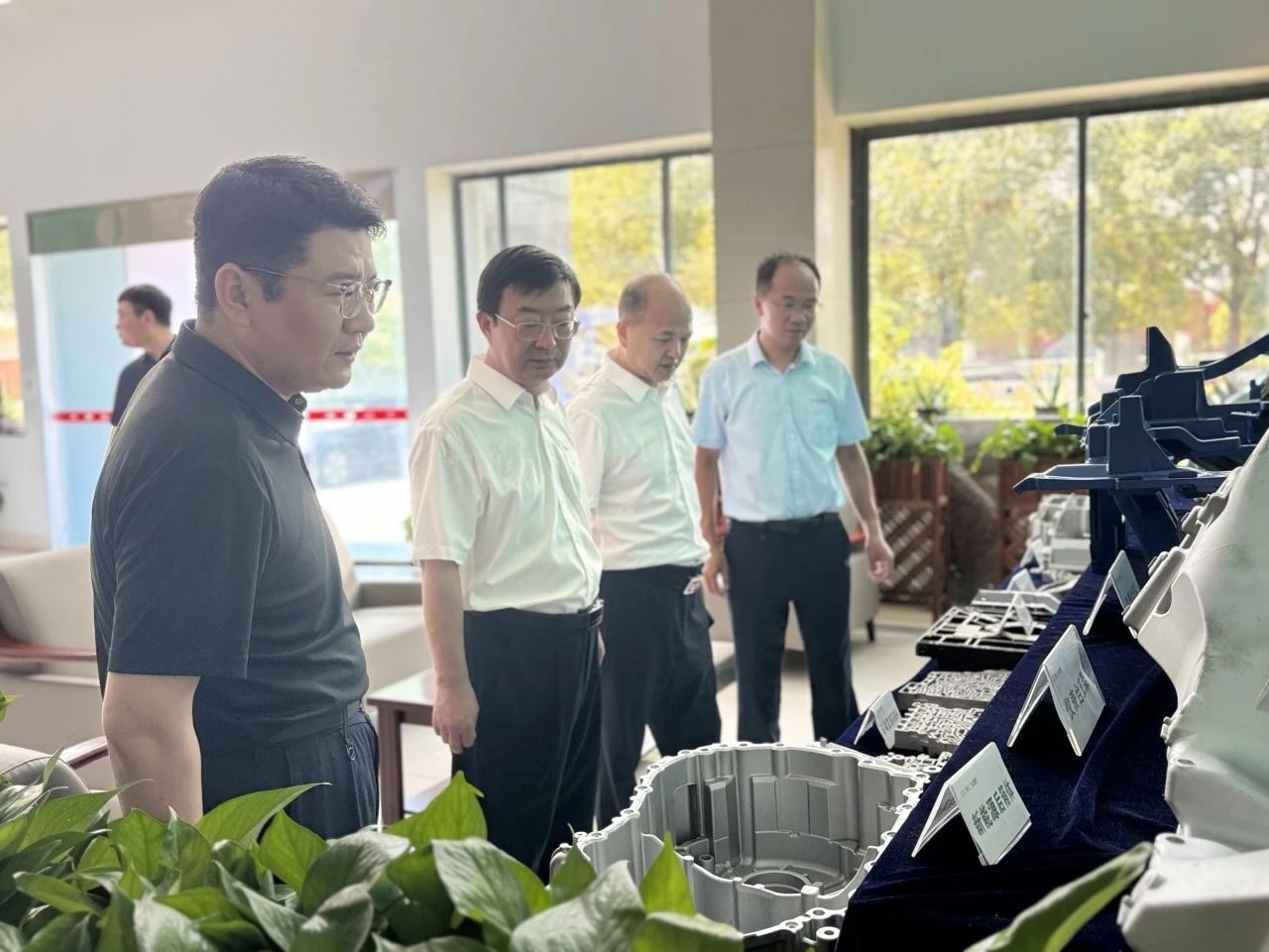 江苏淮安工业园区管委会主任杨国仁率队莅临天正模具参观考察 江苏淮安工业园区管委会主任杨国仁率队莅临天正模具参观考察