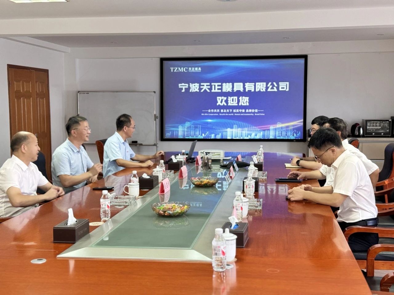 江苏淮安工业园区管委会主任杨国仁率队莅临天正模具参观考察 江苏淮安工业园区管委会主任杨国仁率队莅临天正模具参观考察