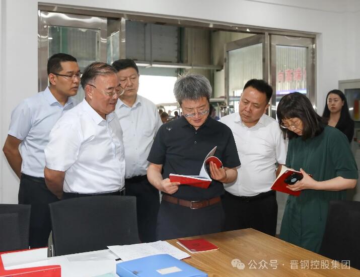 ▲张韬部长一行调研第八党支部活动室 ▲张韬部长一行调研第八党支部活动室