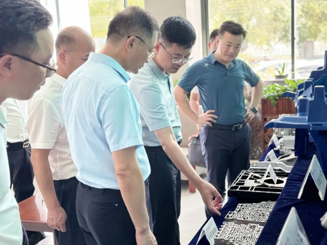 福建泉州南安市市长王连赞一行莅临天正模具参观考察 福建泉州南安市市长王连赞一行莅临天正模具参观考察