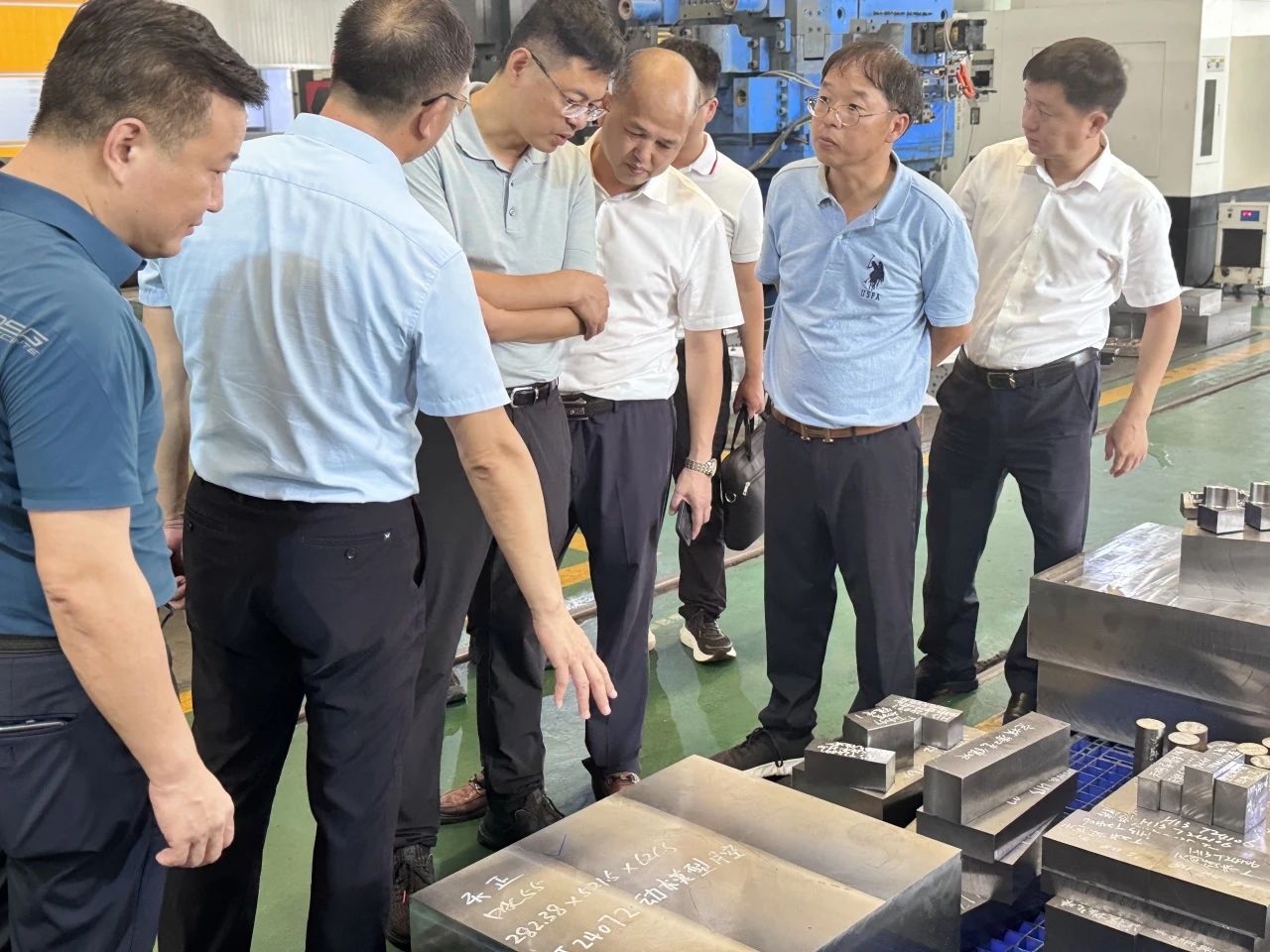 福建泉州南安市市长王连赞一行莅临天正模具参观考察 福建泉州南安市市长王连赞一行莅临天正模具参观考察