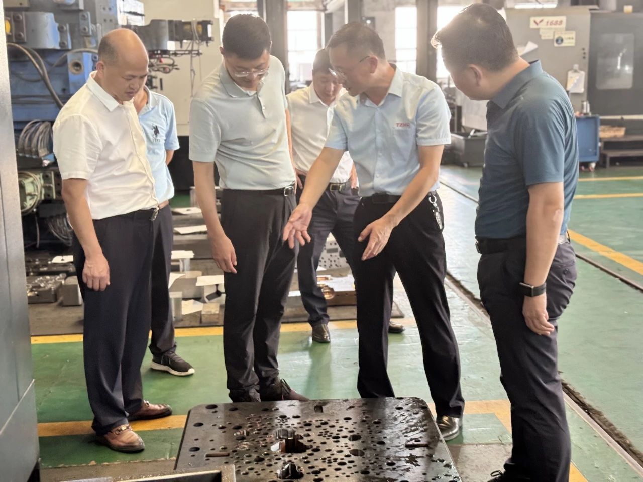 福建泉州南安市市长王连赞一行莅临天正模具参观考察 福建泉州南安市市长王连赞一行莅临天正模具参观考察