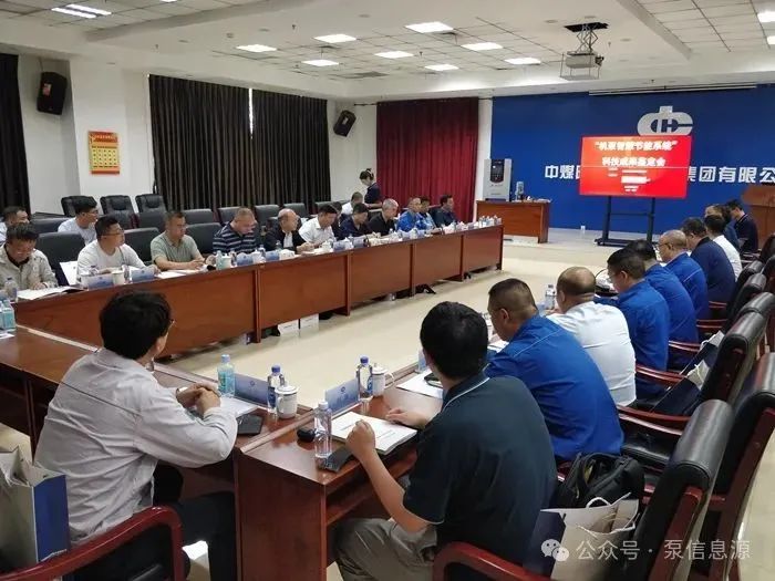 图为鉴定会现场。 图为鉴定会现场。