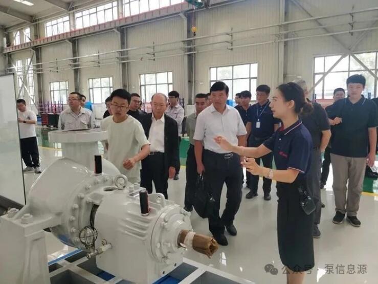 图为与会嘉宾在陕西嘉和工业设备有限公司参观考察。 图为与会嘉宾在陕西嘉和工业设备有限公司参观考察。