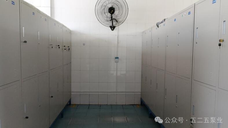 图为:改造后铸造分厂澡堂一角 图为:改造后铸造分厂澡堂一角