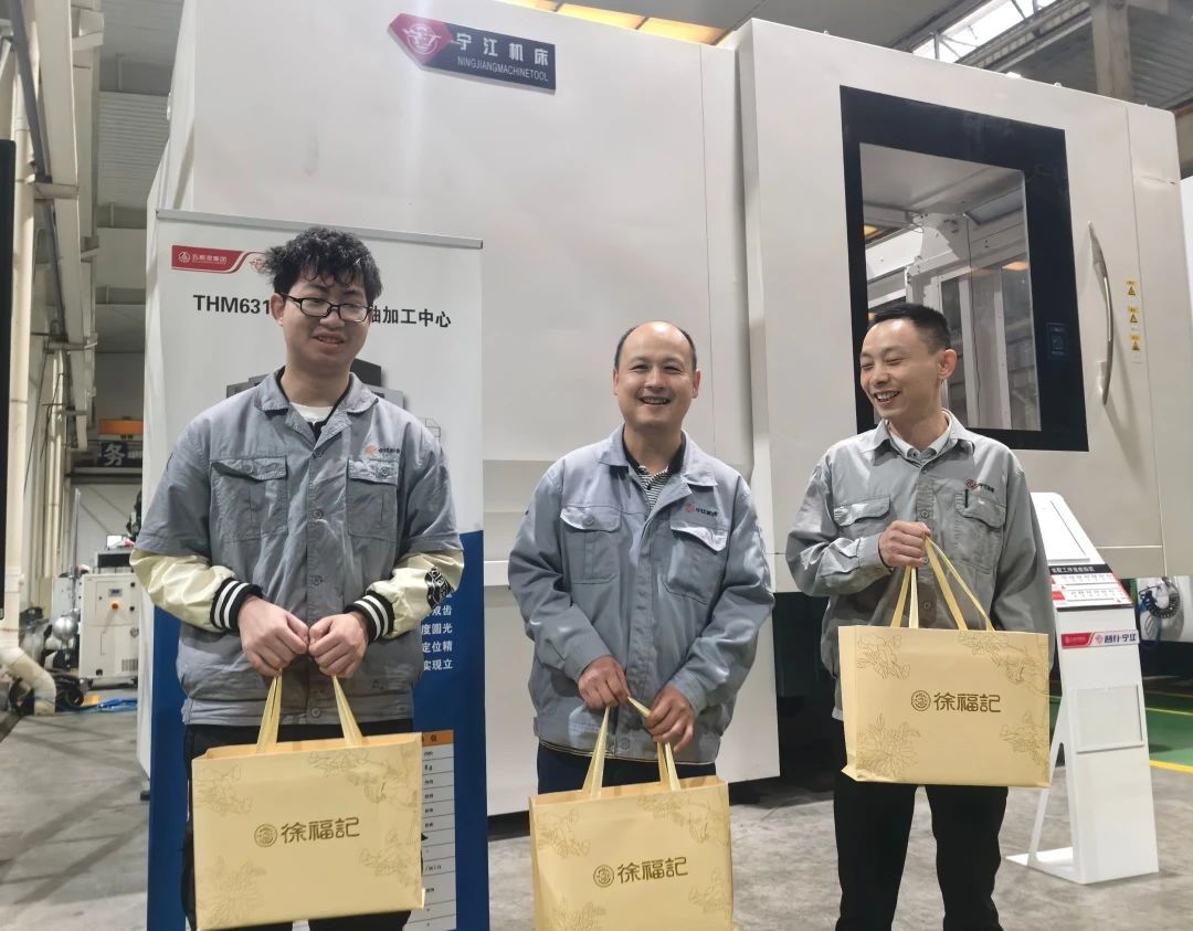 寧江機床公司領導慰問國慶節期間堅守崗位的一線員工