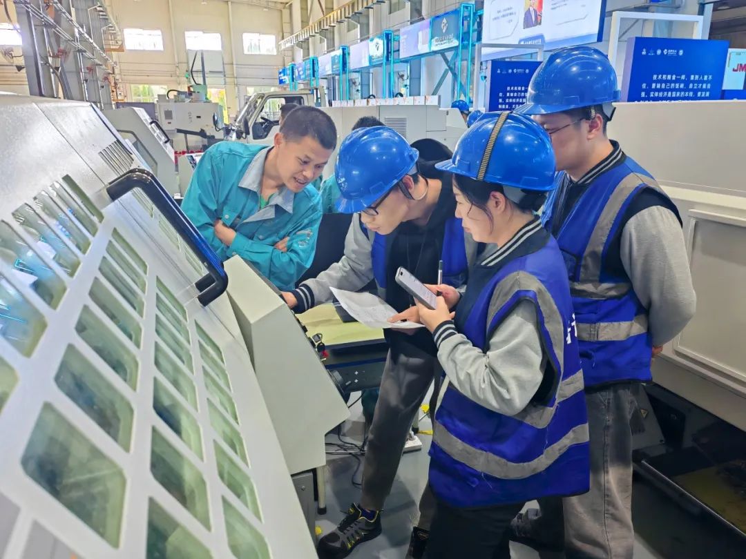 ▲技術骨干為新員工答疑解惑