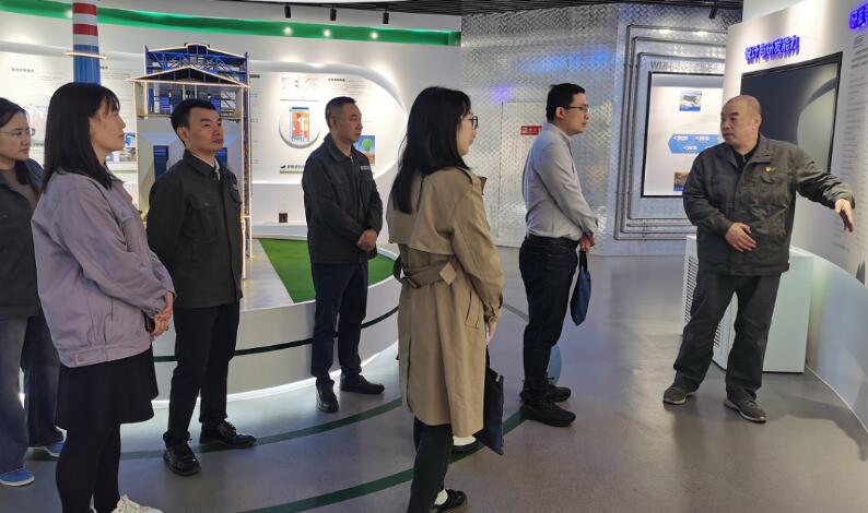 王保华向湖北省发改委工作人员介绍公司 王保华向湖北省发改委工作人员介绍公司