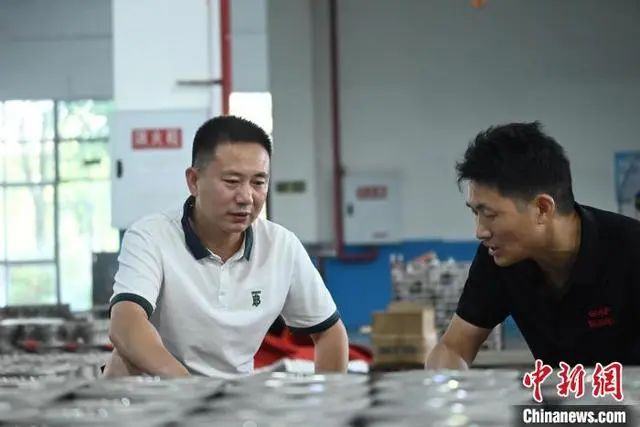 资料图为2024年9月,何强国(左一)和同事在重庆垫江查看所生产阀门的情况。 资料图为2024年9月,何强国(左一)和同事在重庆垫江查看所生产阀门的情况。