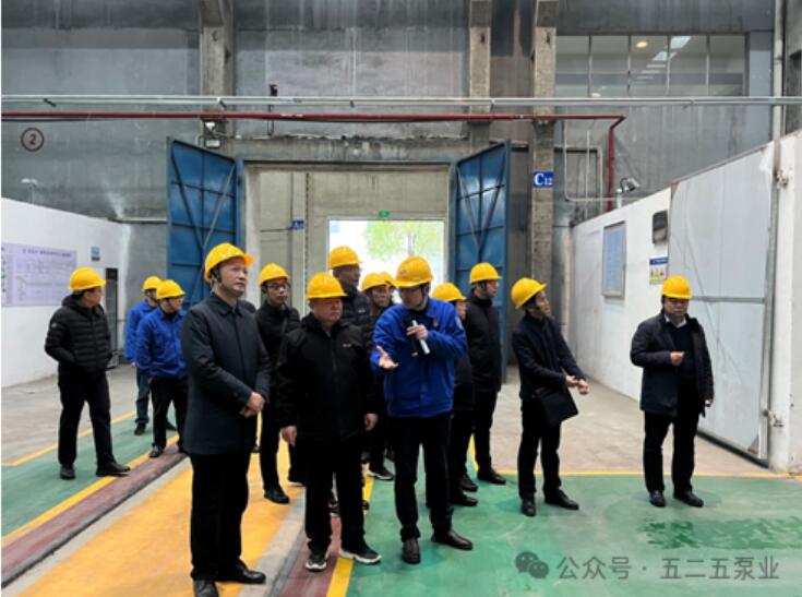 图1:侯小将(前排左2)一行在泵业公司调研 图1:侯小将(前排左2)一行在泵业公司调研