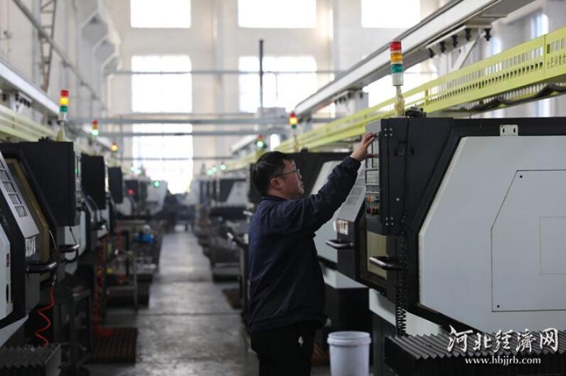 在高端锻造智能制造车间,员工操控桁架式机械手加工阀门产品。 在高端锻造智能制造车间,员工操控桁架式机械手加工阀门产品。
